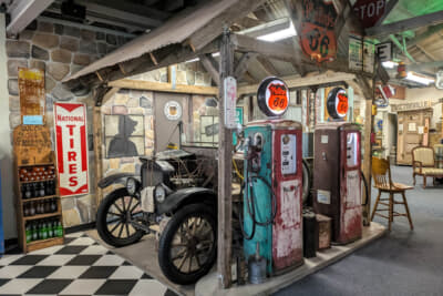 当時のガスステーションを再現した展示