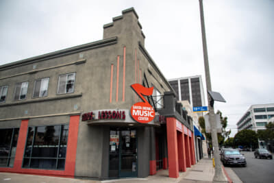 サンタモニカ・ミュージックセンターという地元の楽器店に立ち寄った