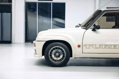 10万3500ユーロ（邦貨換算約1670万円）で落札されたルノー「5 ターボ2」（C）Courtesy of RM Sotheby's