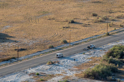 地上のシャトル車が熱気球の行き先に追いかけてくる