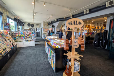 地元のミュージシャンたちに愛されている楽器店