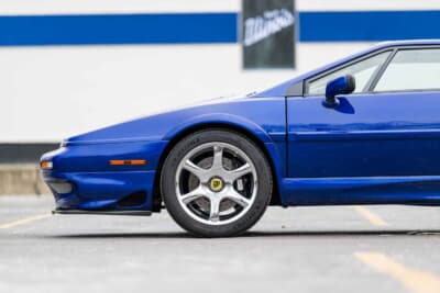 15万1200ドル（邦貨換算約2255万円）で落札されたロータス「エスプリV8」（C）Courtesy of RM Sotheby's