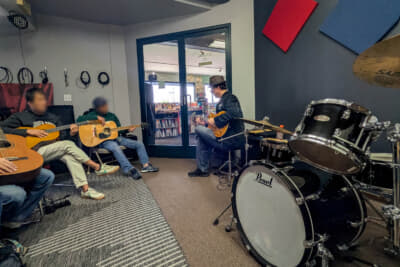 1時間ほど簡易なギターレッスンを体験し、「Eマイナー」を習得した