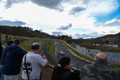 ニュルブルクリンクのツーリスト走行を見て楽しむ人達