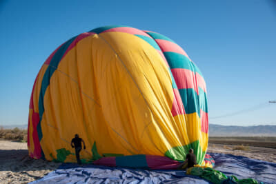 スタッフたちが気球を手際よく畳んでいく