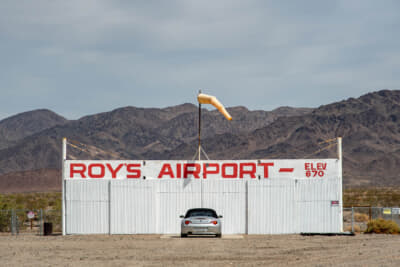 隣には小さな飛行場もある