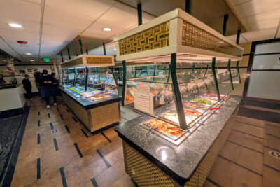 中華と日本食が中心のビュッフェスタイル