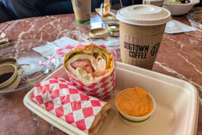 ランチはフェアモント・ミラマー・ホテル＆バンガローズに戻り、ターキー・ラップを。あっさりしているけれど、やはりボリューミーだった