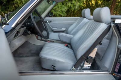 7万8400ドル（邦貨換算約1170万円）で落札されたメルセデス・ベンツ「560SL」（C）Courtesy of RM Sotheby's