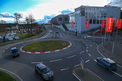 ニュルブルクリンクのラウンドアバウト。ここを走っているクルマを眺めているのも楽しいものですね