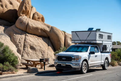 巨岩の脇にもキャンプサイトがある