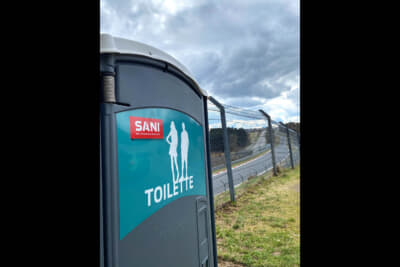 ニュルブルクリンクの仮設トイレの男女を示すマークは、外国人仕様なのか手足が長くてモデル立ち。日本にはないタイプですよね