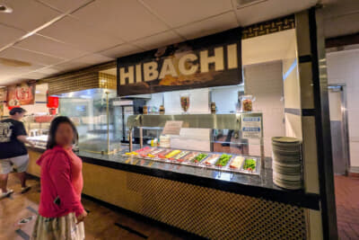 ビュッフェレストランの一角に「HIBACHI」という謎のコーナーが
