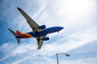 LAX近くのIn-N-Outバーガーの前は、飛行機を撮影する絶好のスポット