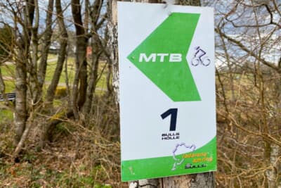 ニュルブルクリンクの周りはマウンテンバイクのコースにもなっていて、ルートの看板が出ています