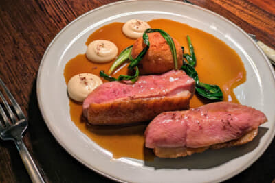 メインには鴨肉のオレンジ風味を。これまで食べてきた鴨料理のなかでも間違いなく最上級にランクインする美味