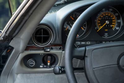 7万8400ドル（邦貨換算約1170万円）で落札されたメルセデス・ベンツ「560SL」（C）Courtesy of RM Sotheby's