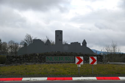 ニュルブルクリンク村の手前のラウンドバウトにはもちろんニュルブルク城のモニュメント