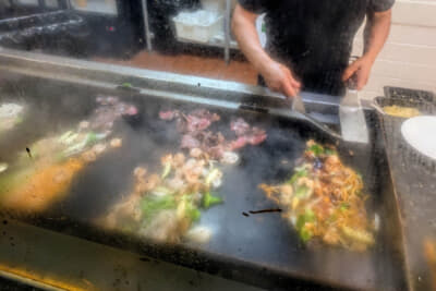 スタッフが鉄板でジュージューと焼いてサーブしてくれる