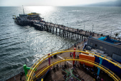 1909年にできたサンタモニカ・ピアは遊園地も併設された人気の観光スポット