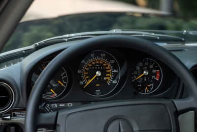 7万8400ドル（邦貨換算約1170万円）で落札されたメルセデス・ベンツ「560SL」（C）Courtesy of RM Sotheby's