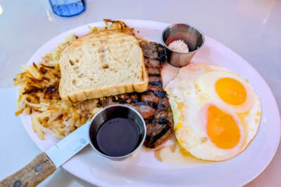 筆者が選んだブレックファストはステーキ&エッグスで、朝からガッツリと牛肉