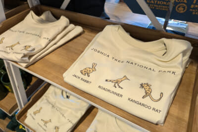 グッズ販売コーナーも充実のラインアップだ