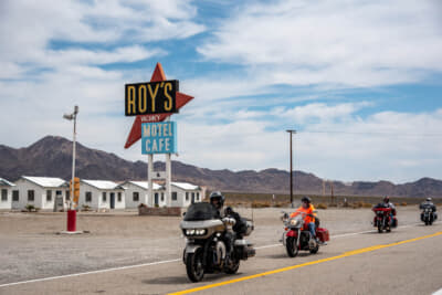 バイカー軍団も「聖地巡礼」にやって来た