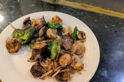 これが「ヒバチ」の完成図。醤油も入っているけれど黒コショウのきいたスパイシーな味