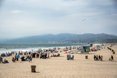 ロサンゼルスからほど近いサンタモニカ・ビーチは人気の観光地