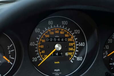 7万8400ドル（邦貨換算約1170万円）で落札されたメルセデス・ベンツ「560SL」（C）Courtesy of RM Sotheby's