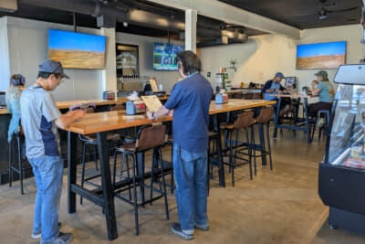 ビジターセンターの目の前のバーで昼食を調達した