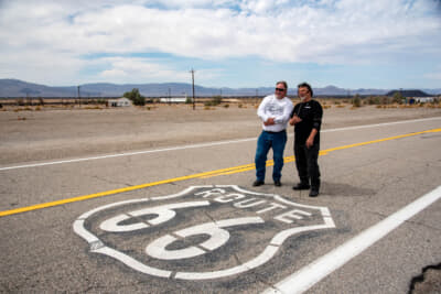 いかついバイク乗りたちも満面の笑顔で記念撮影にいそしむ