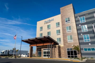 清潔な全国チェーンのホテル、フェアフィールド・イン&スイートにチェックイン