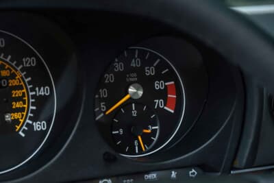 7万8400ドル（邦貨換算約1170万円）で落札されたメルセデス・ベンツ「560SL」（C）Courtesy of RM Sotheby's