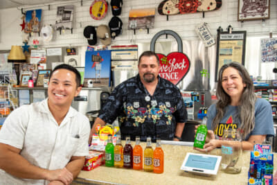 土産物屋も営業していて買い物できる。ルート66サイダーはぜひボトルを持ち帰りたい