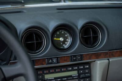 7万8400ドル（邦貨換算約1170万円）で落札されたメルセデス・ベンツ「560SL」（C）Courtesy of RM Sotheby's