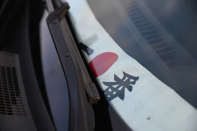 フロントガラスに100円ショップで買ったハチマキをセット