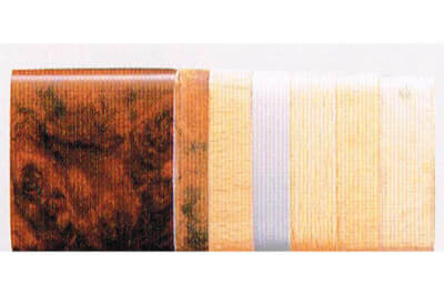 新時代を迎えたウッドフェイシア。裏表の木目板の中にアルミを挟み、サンドウィッチの多層構造にし、衝撃を受けた時には「アルミが柔軟に変形」してくれるので安全。中央の白い部分がアルミ・サンド