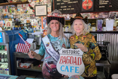 バグダッド・カフェのオーナー、アンドレアさん(右)と、ミス・クラシック・ルート66のカーラさん(左)