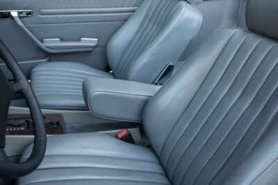 7万8400ドル（邦貨換算約1170万円）で落札されたメルセデス・ベンツ「560SL」（C）Courtesy of RM Sotheby's