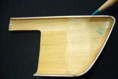 ウッドフェイシアを筆者が解剖し、鉛筆で示した部分がアルミ・サンド。写真は1983年380SELリアドアのも