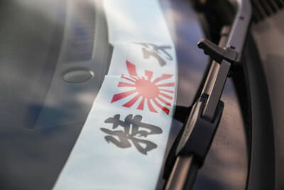フロントグラスには100円ショップのハチマキをアクセサリー代わりに