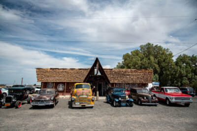 バグダッド・カフェの前には付近のオーナーたちのクラシックカーが並んでいた