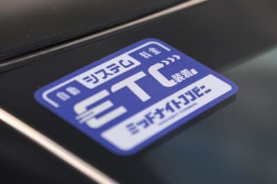 意味不明な日本語ステッカーを発見。日本車オーナーならではのカスタムで微笑ましいです