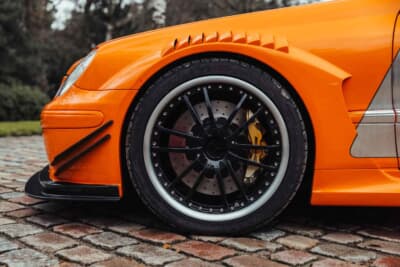 60万ユーロ〜80万ユーロ（邦貨換算約9610万円〜1億2810万円）で現在も販売中のメルセデス・ベンツ「CLK DTM AMG P900 プロトタイプ」（C）Bonhams