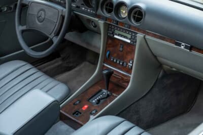 7万8400ドル（邦貨換算約1170万円）で落札されたメルセデス・ベンツ「560SL」（C）Courtesy of RM Sotheby's