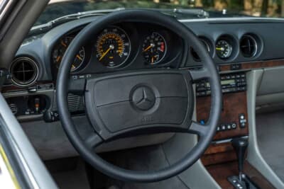 7万8400ドル（邦貨換算約1170万円）で落札されたメルセデス・ベンツ「560SL」（C）Courtesy of RM Sotheby's