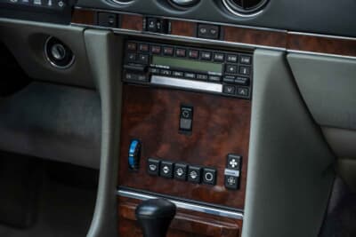 7万8400ドル（邦貨換算約1170万円）で落札されたメルセデス・ベンツ「560SL」（C）Courtesy of RM Sotheby's