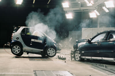 コンパティビリティの哲学を世界で初めて市販車に本格的に導入したのが、1995年に発表したEクラス／W210。つまり、自らの衝撃吸収能力をより高めることで生まれたクラッシャブルゾーンの余裕を相手方の車両と分かち合うということ。写真はスマート フォーツーとEクラス／W210の間で行われたリアルな衝突テスト（2004年）